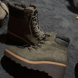 Women’s 7.5 Green Boots 