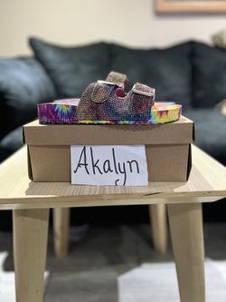STEVE MADDEN TIEDYE SIZE 4