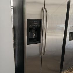 33 Wide G/E Refrigerator Side By Side Stainless Steel Everything Works Good 💯