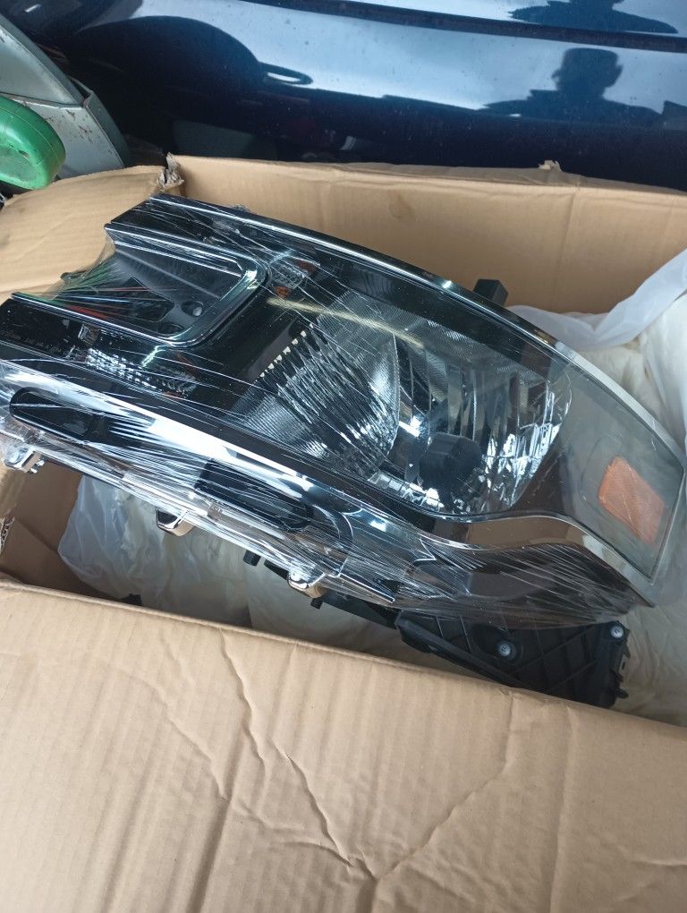 Brand New 2013-2019 Ford Flex Drivers Side Headlight Halogen