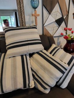 Accent designer Pillows w/ zipper X2 different sets 4 piece.