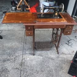 Singer  antique sewing machine