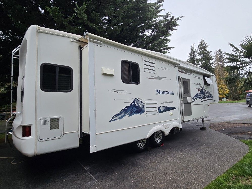 2006 Keystone 3295RK triple slide