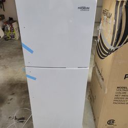 Premiun LEVELLA 7.0 cu. ft. Frost Free Top Freezer Refrigerator in White