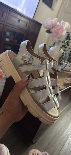 Girls used shoes size 4