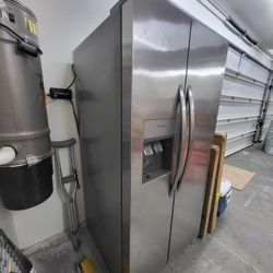 Frigidaire Refrigerator 25.6 Cu Ft  36 Inch Wide Likely New