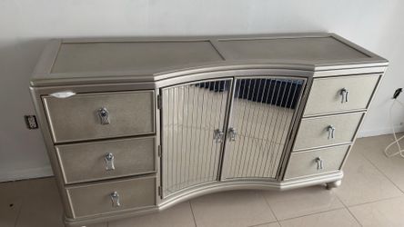 Dresser/Buffet credenza