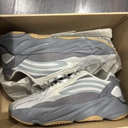 Yeezy boost 700 v2