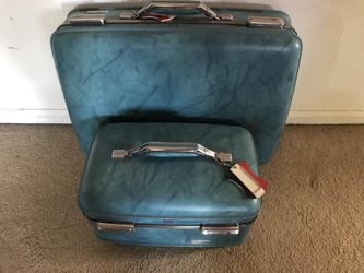 2 Samsonite suitcases