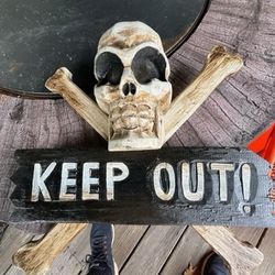 Halloween Skull Keep Out Sign Ex Cond
