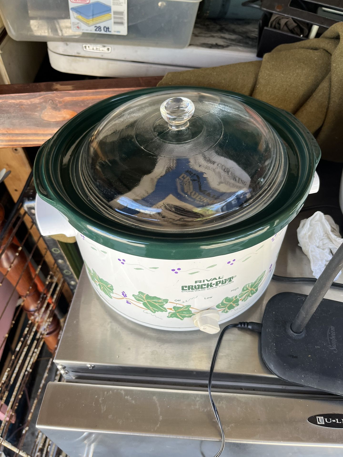 Vintage Rival Crock-Pot Model 3154 – White with Leaf & Grape Design, Glass Lid, Manual Included This is a beautifully preserved vintage Rival Crock-P