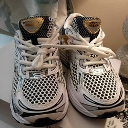 Saucony Sneakers. Size 4