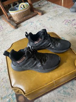 Black Puma sneakers size 8, like new