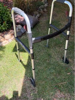 Free- Walker with wheels