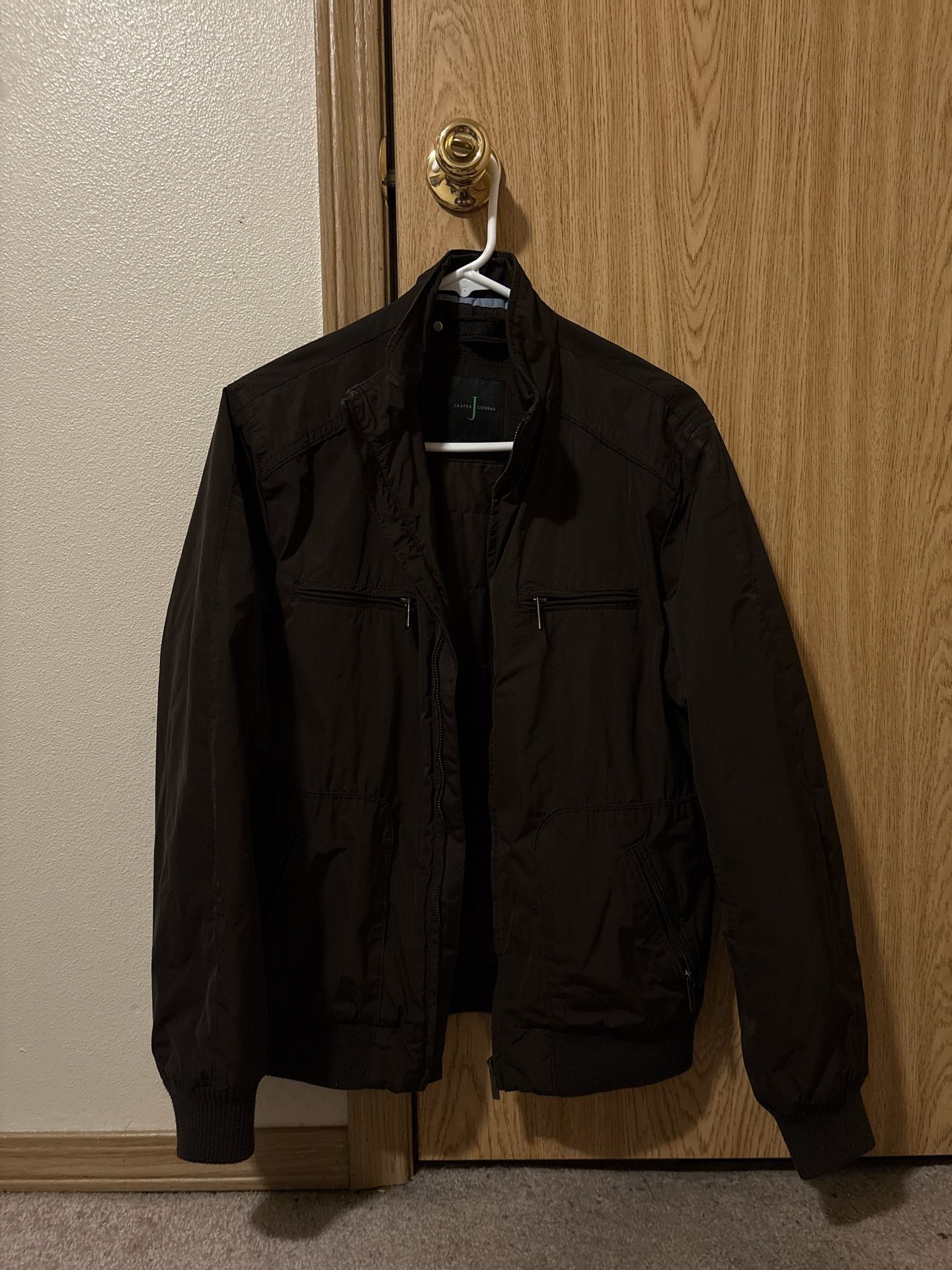 Brown bomber jacket with zipper pockets 