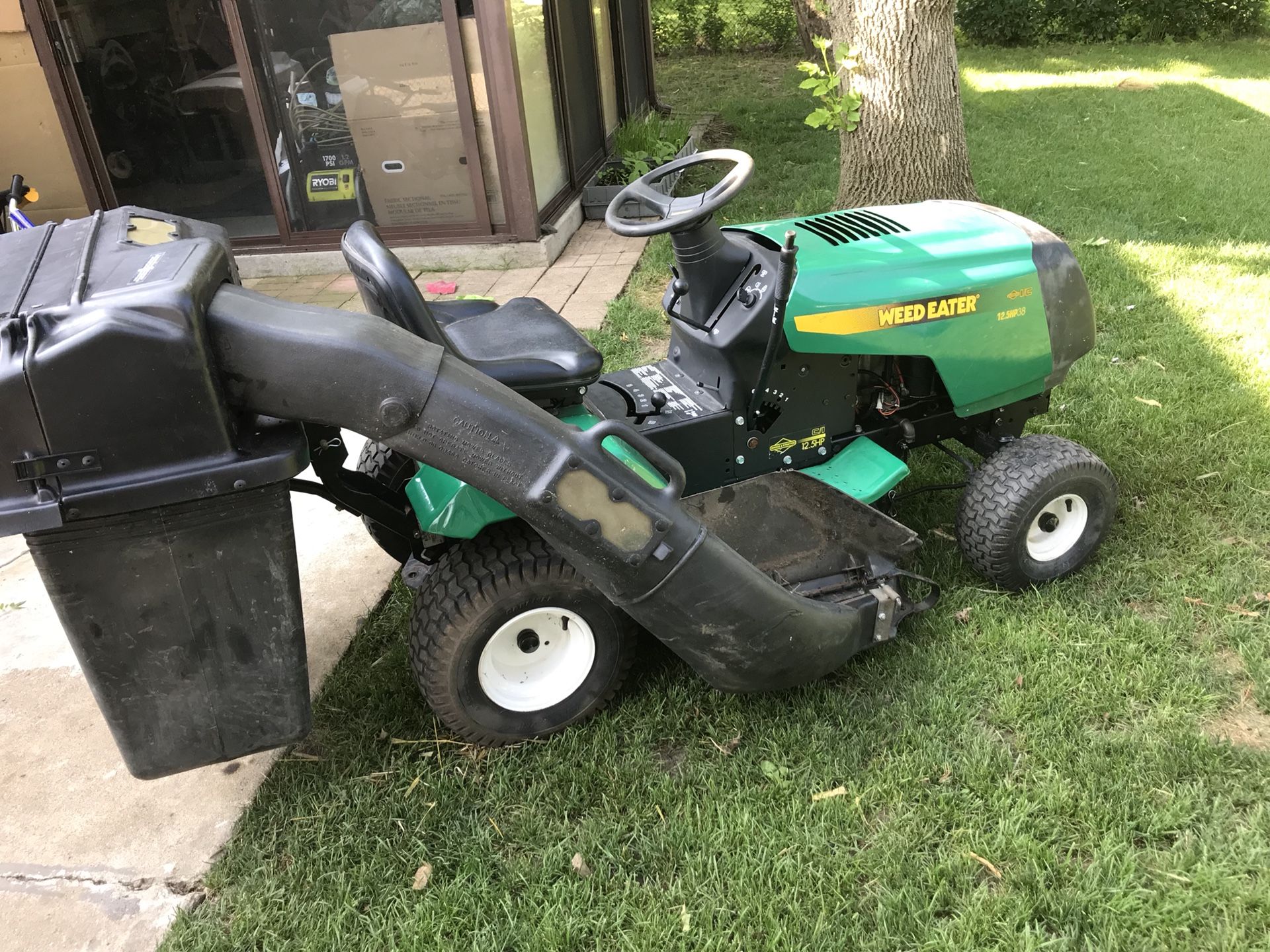 Weed eater riding Mower with bagger system 12.5 hp 38”