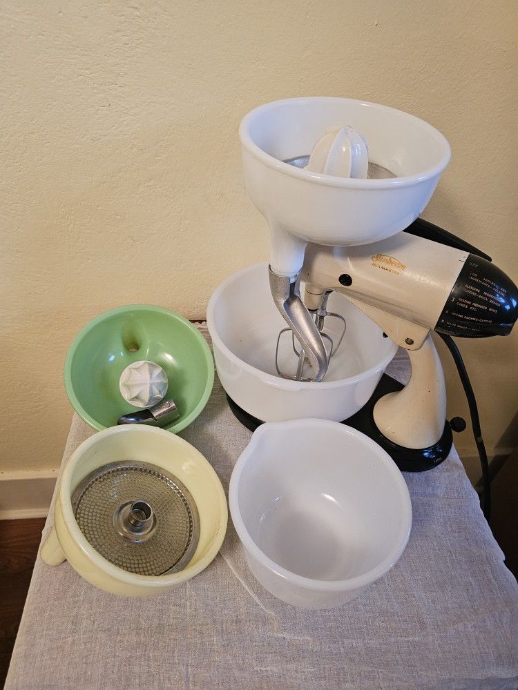 Working Sunbeam Mixmaster with extra attachments 