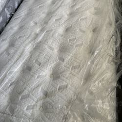 Queen Size Bed Mattress King Koil Intimate Medium Button Top Pillow Top Stearns & Foster Aireloom Kluft Hotel Collection Beautyrest Tempurpedic Purple