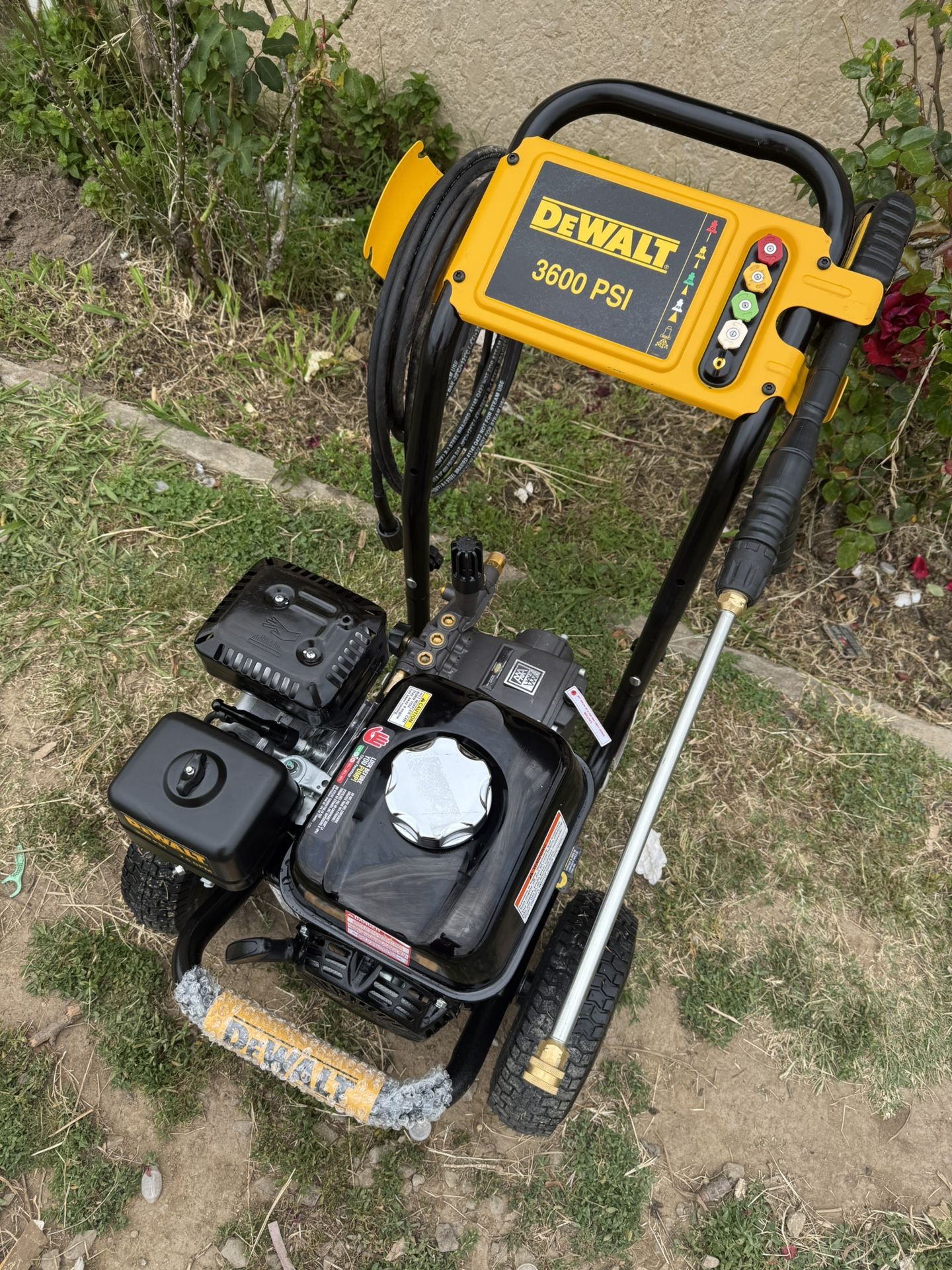 3600 PSI 2.5 GPM Cold Water Gas Professional Pressure Washer with HONDA GX200 Engine by DEWALT