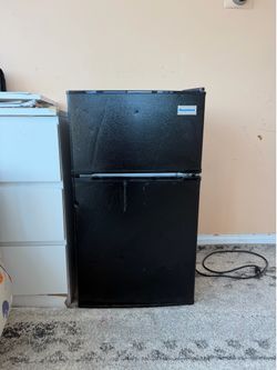 Mini fridge with freezer