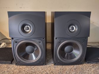 Energy bookshelf speakers. Canada