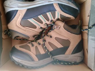 Youth boots size 3 Bearpaw