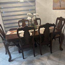 Dining table with 6 chairs in good condition