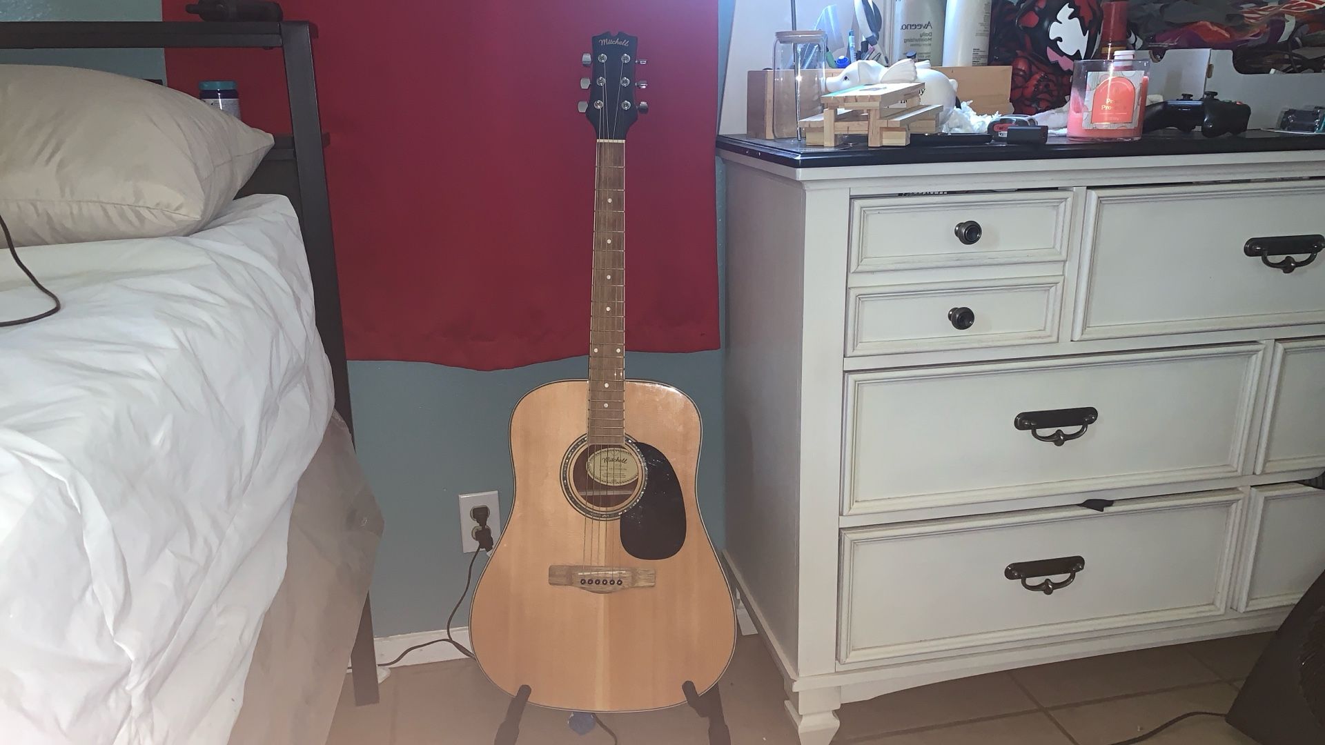 Guitar Like New Comes With A Stand