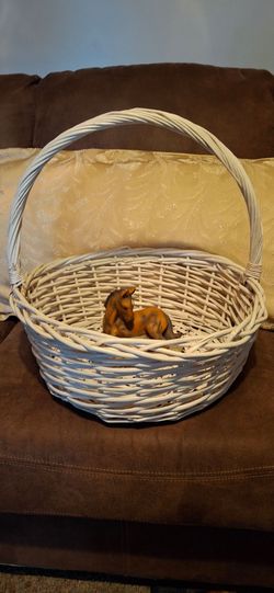 White Wicker Basket & 1982 Homeco Foal