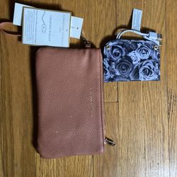 Adrienne Vittadini Charging Wristlet/Wallet