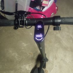 Electric Scooter, Good Condition $250 Comes With Charger 