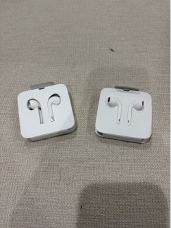 2 Earphones