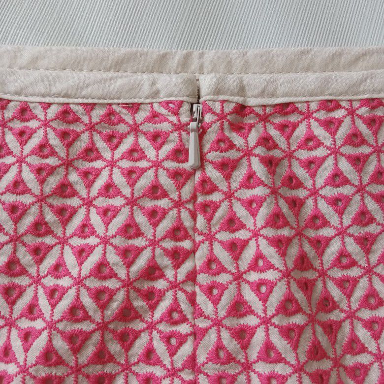 Talbots Size 4 Pink & Cream Embroidered Abstract Eyelet Print Pencil Skirt EUC