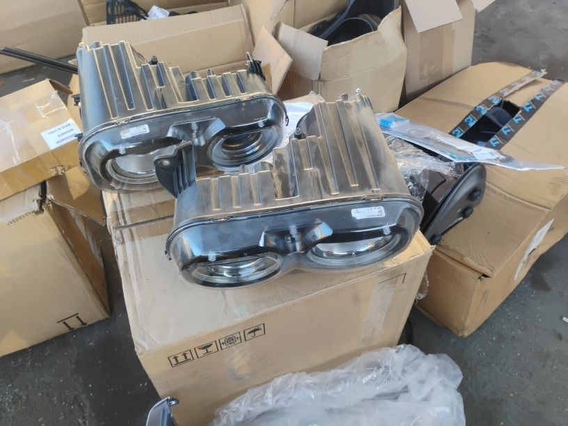 Left And Right Headlights For Dodge Challenger