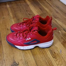 Fila like New size 12 (ok if you are size 11 too). 
Insoles New never used.
Only 20 dollars. 
And I gift a Nw Headphones stand!!
Great deal 