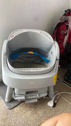 Self cleaning litter box