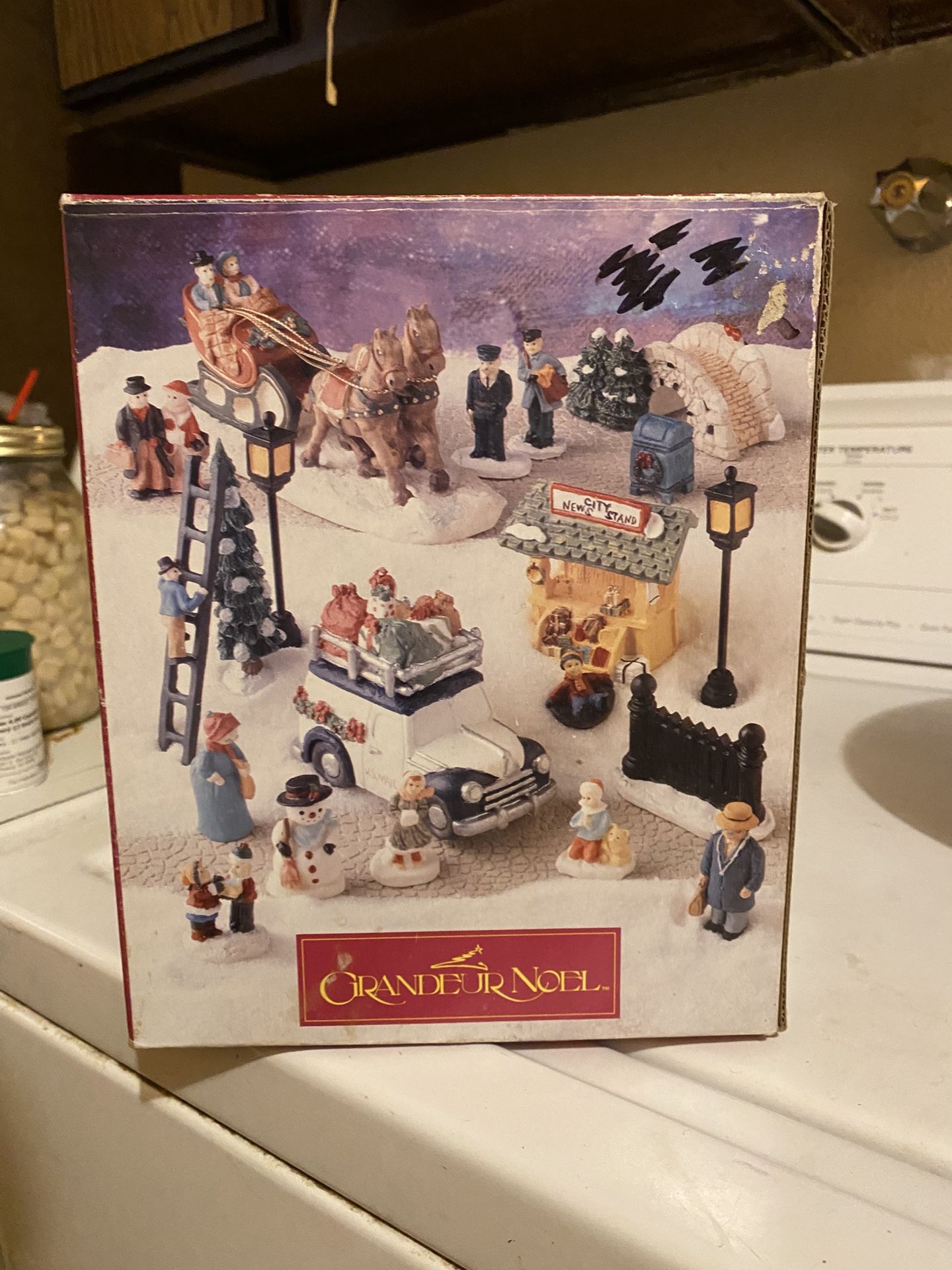 Grandeur Noel Villa Noel 20 Piece Figurine Set