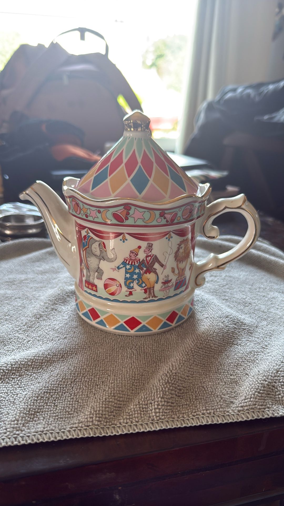 Sadler Circus Tea Pot
