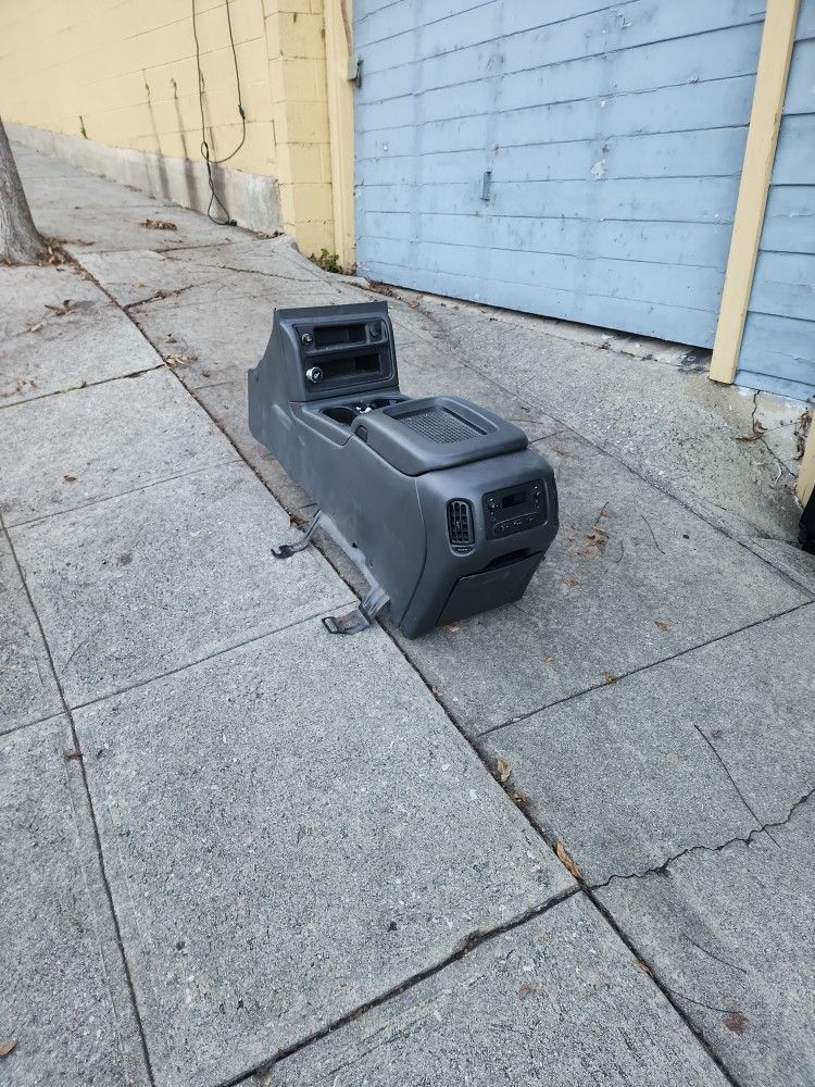 Chevy SILVERADO CENTER CONSOLE 2000 TO 2006 for Sale in Los Angeles, CA
