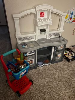 Play kitchen w/accessories