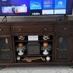 TV stand Large Solid.  FREE. READ PKEASE