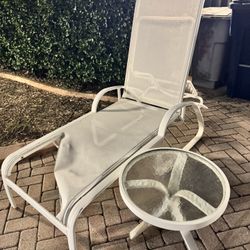 Patio Chase With Side Table 