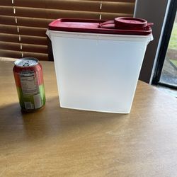 Tupperware Cereal Pour Container. 8 1/2”x4”x8”. Rochester wa for