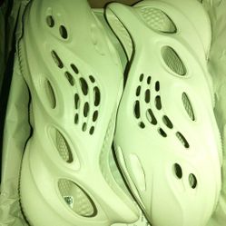 YEEZY FOAM RUNNER 'SAND'


