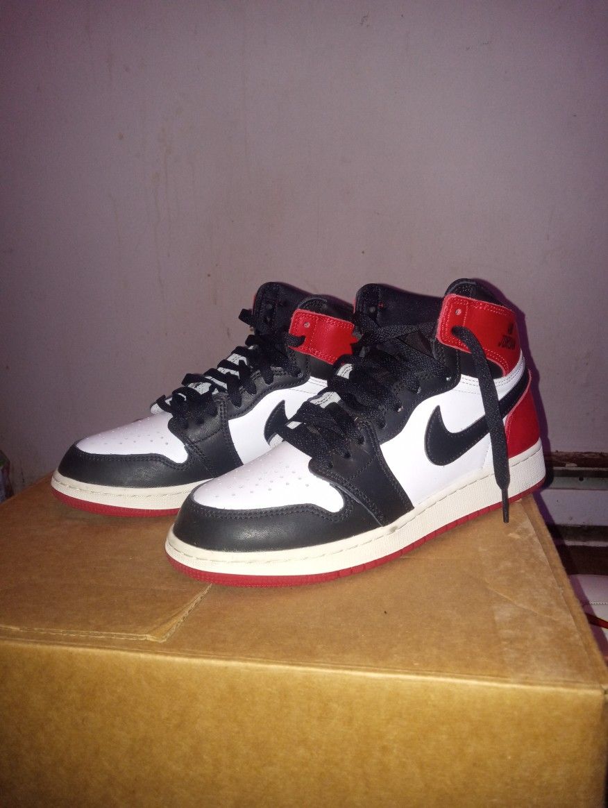 Zapatos Nike Color Rojo  Negro Con Blanco Muy Bellos Para Mujer  Talla 6.5  Los Estoy Vendiendo En 70 Dolares