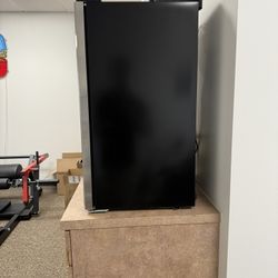 Lightly Used Mini Fridge 
