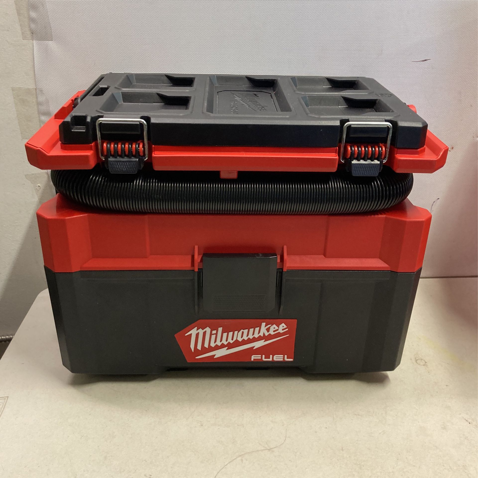 Milwaukee M18 FUEL PACKOUT, 2.5 Gal. Wet/Dry Vacuum (Tool-Only)