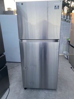 Samsung beautiful stainless steel refrigerator looks like new French door everything works perfectly first come first served
