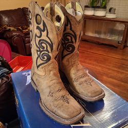 Brand New Boots Only worn Twice/ Nueva Botas Nomas Usadas 2 Veces 