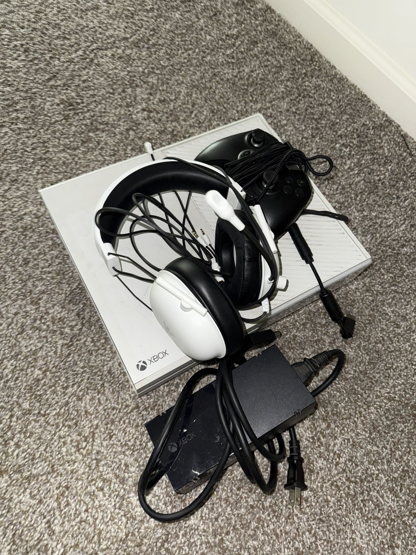 32 INCH ROKU AND XBOX SET W/ HDMI CABLE